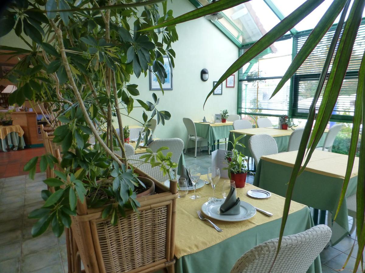 L'Auberge De L'Olive Dompierre-sur-Besbre Exterior foto